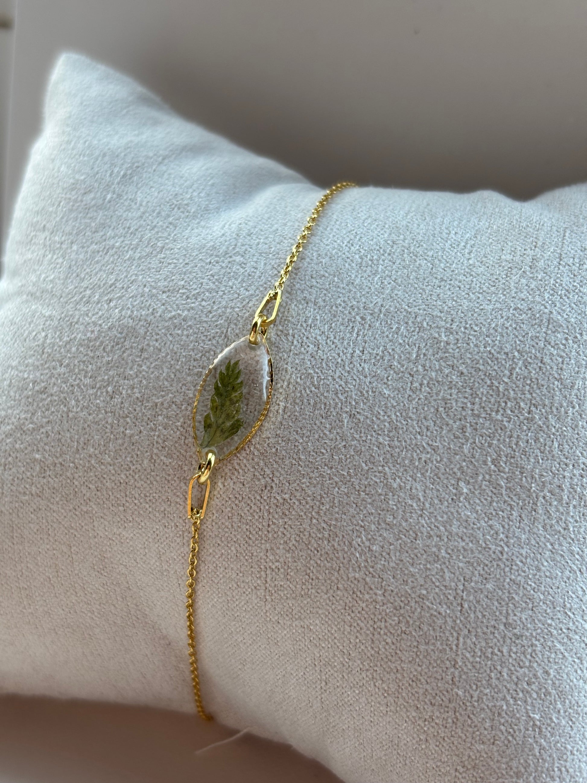 Handgemaakt armband met mini varen blaadje