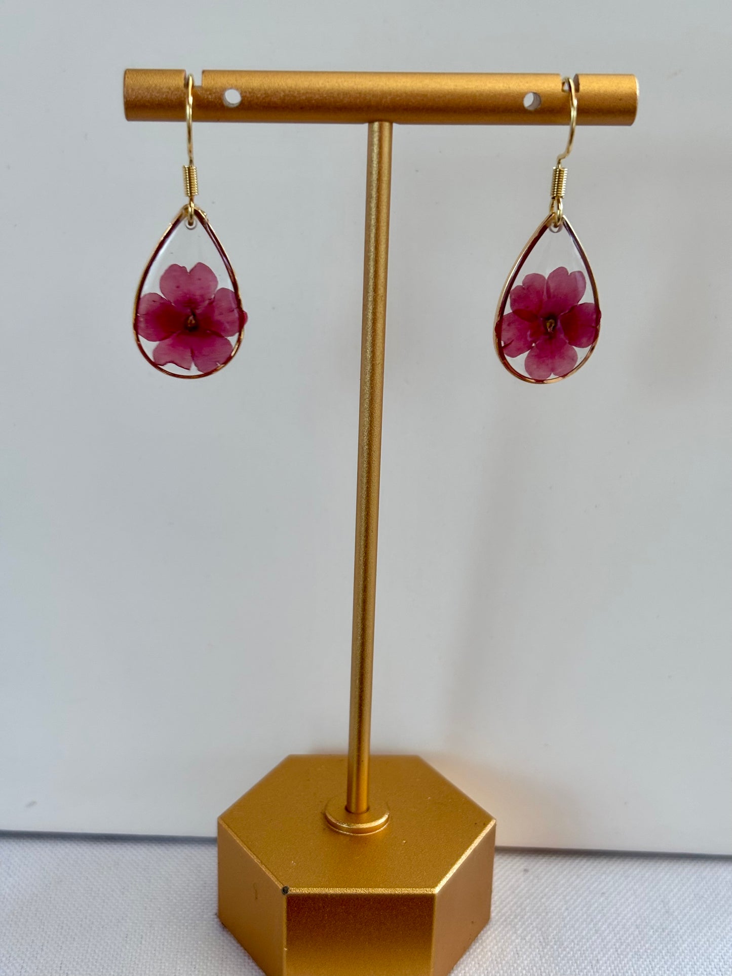 Traandruppel oorbellen met zelfgeplukt ijzerhard bloemetje