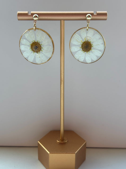 Lente in een oorbel – madeliefje in gouden hanger