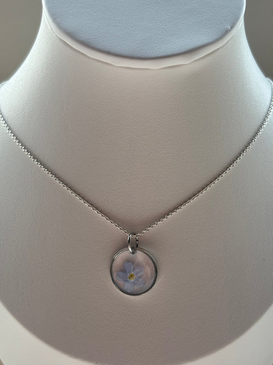 Liefdevolle herinnering – zilveren ketting met vergeet-mij-nietje in hanger