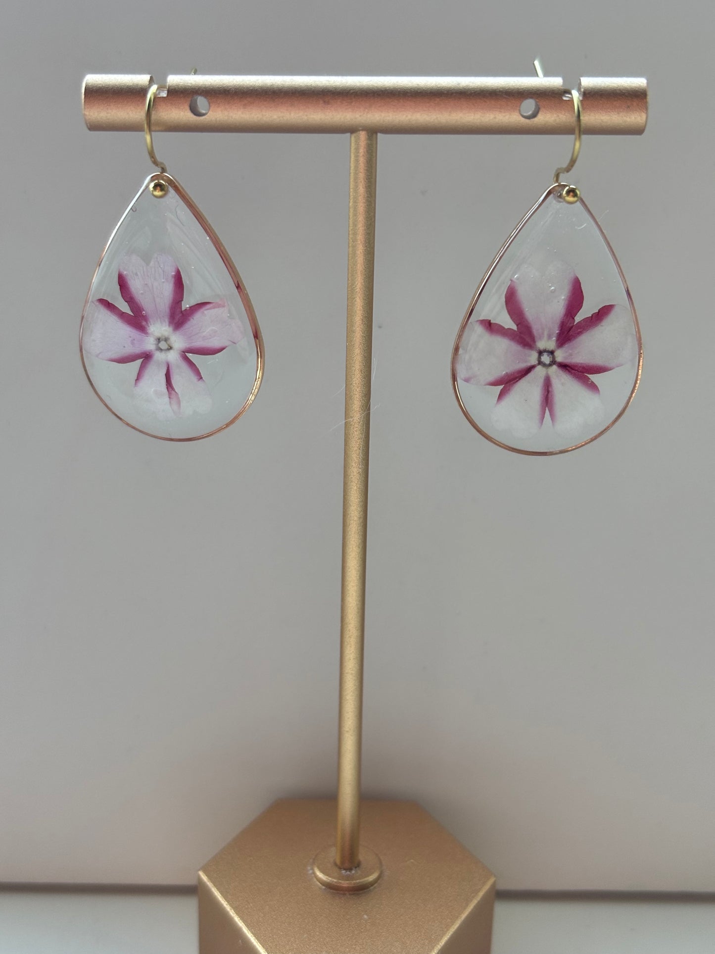 Natuurlijke elegantie – oorbellen met Verbena in epoxyhars