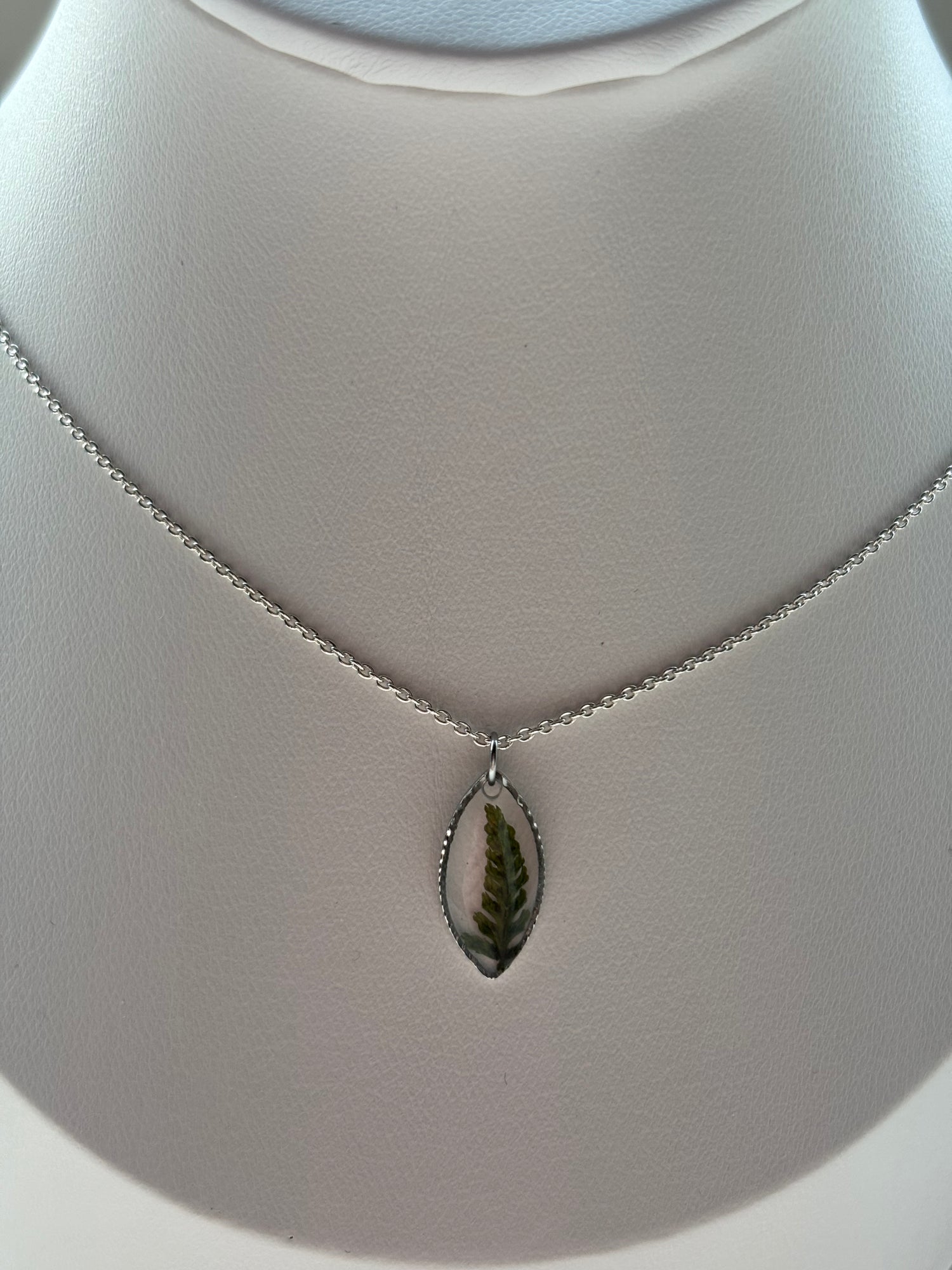 Bosfluister – handgemaakte zilveren ketting met echt varenblad