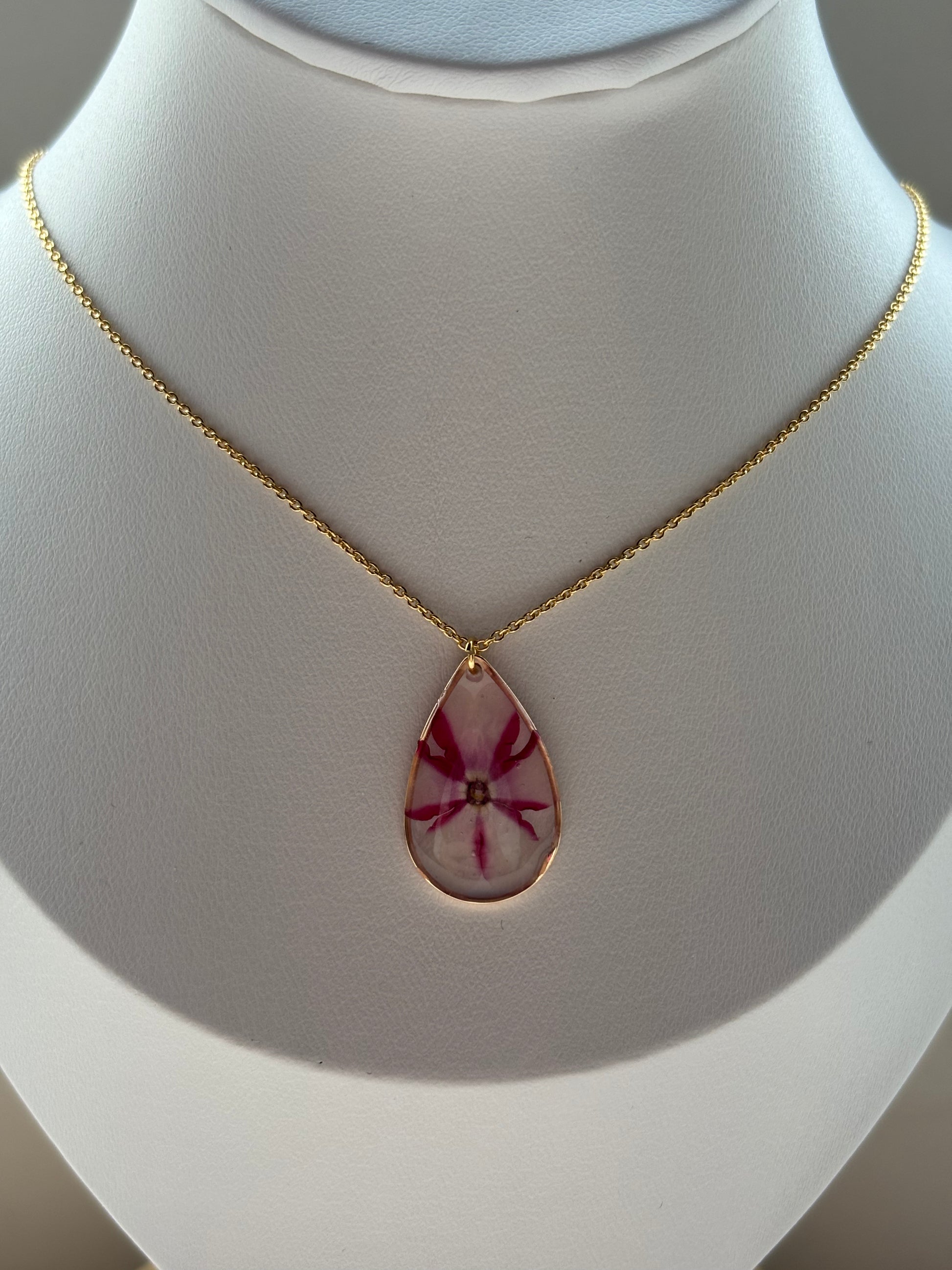 Zomerbloem – gouden ketting met roze verbena