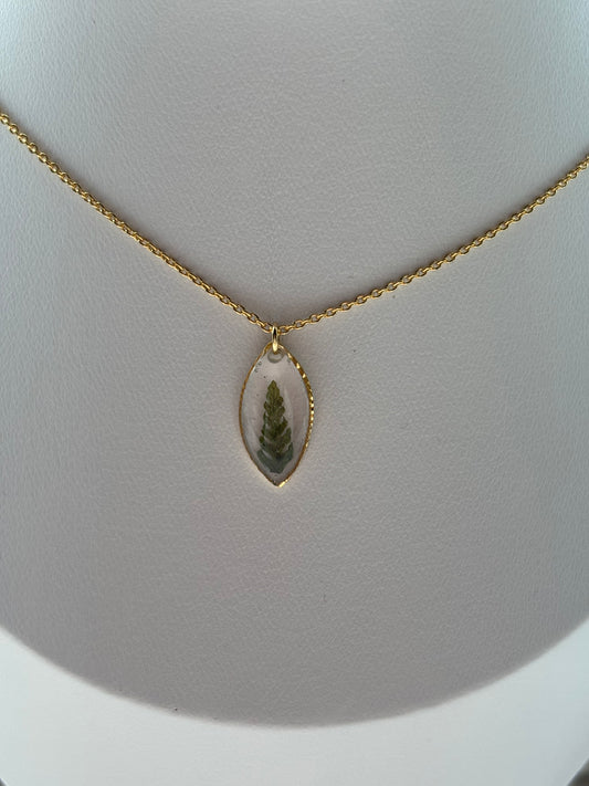 Goude bosfluister – handgemaakte gouden ketting met echt varenblad