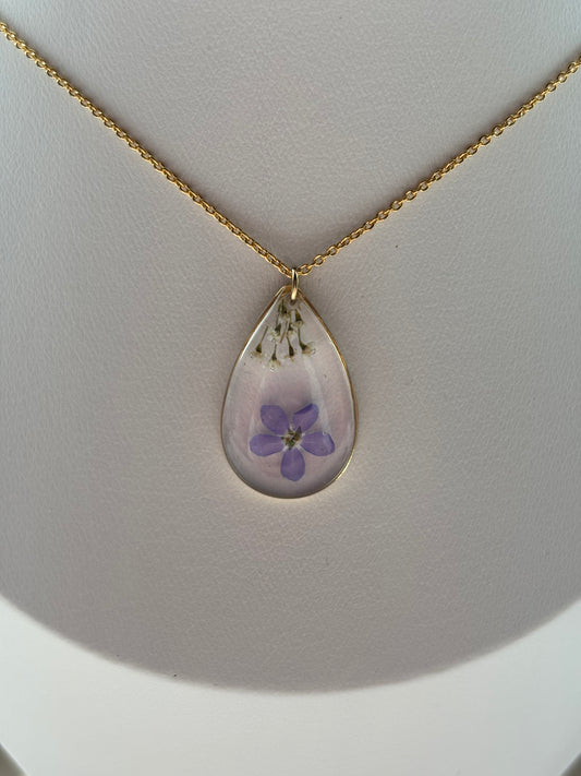 Lentelicht – handgemaakte gouden ketting met vergeet-me-nietje en witte dille