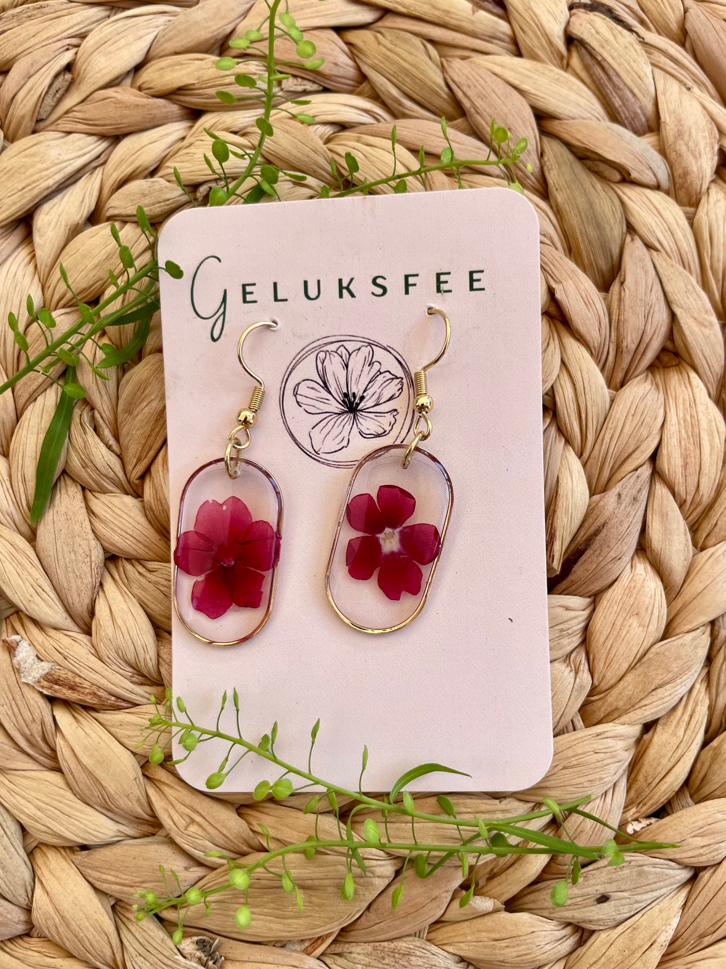 Goud ovale oorbellen met een echte verbena bloem