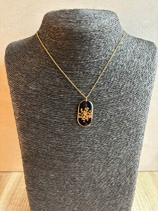 Warme gloed – ketting met oranje dillebloem in ovale hanger