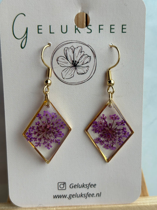 Subtiele natuur – oorbellen met Queen Anne’s Lace in ruiten hanger