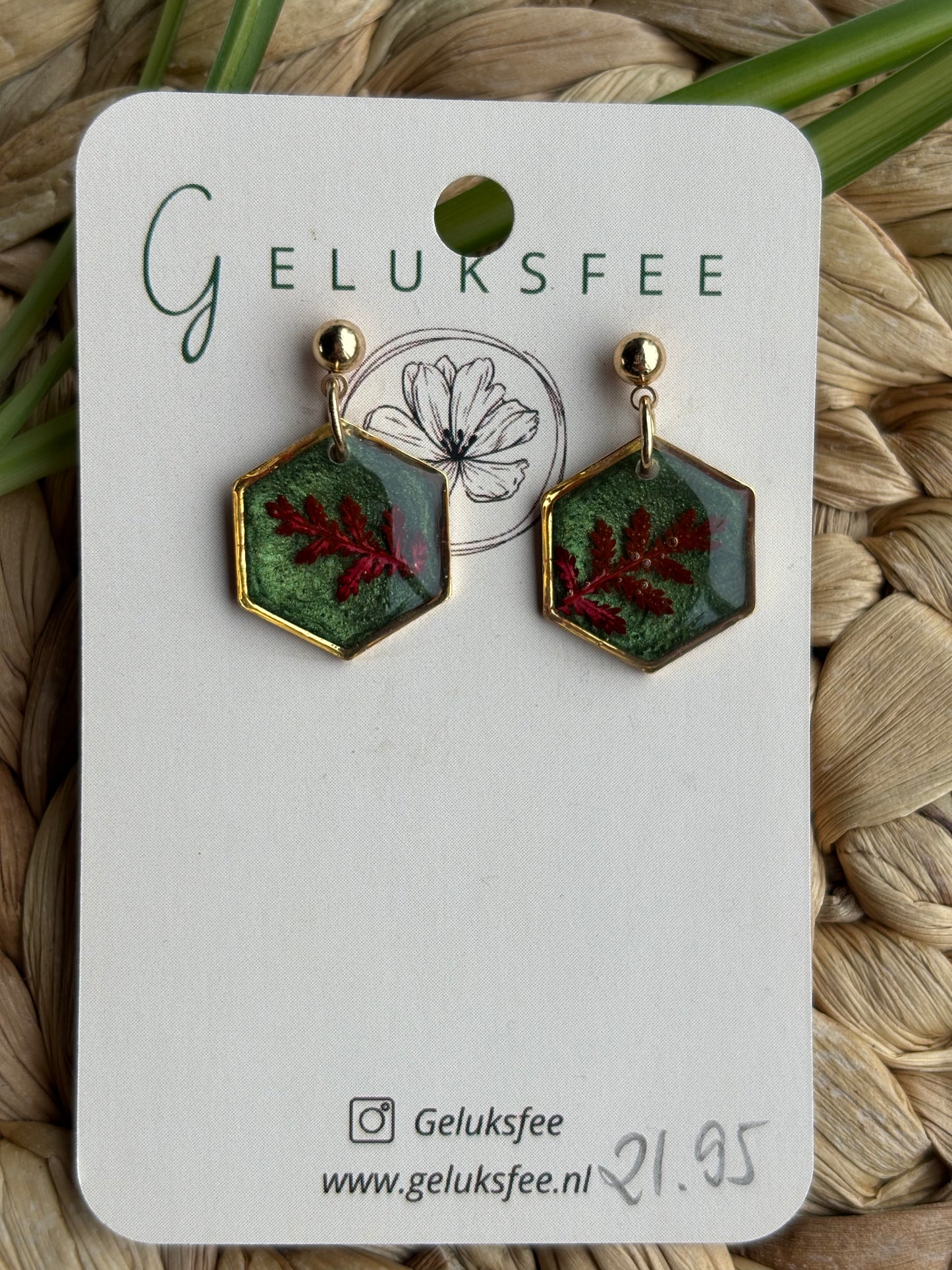 Geometrische natuur – hexagon oorbellen met rood blad & groene glans