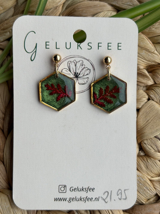 Geometrische natuur – hexagon oorbellen met rood blad & groene glans