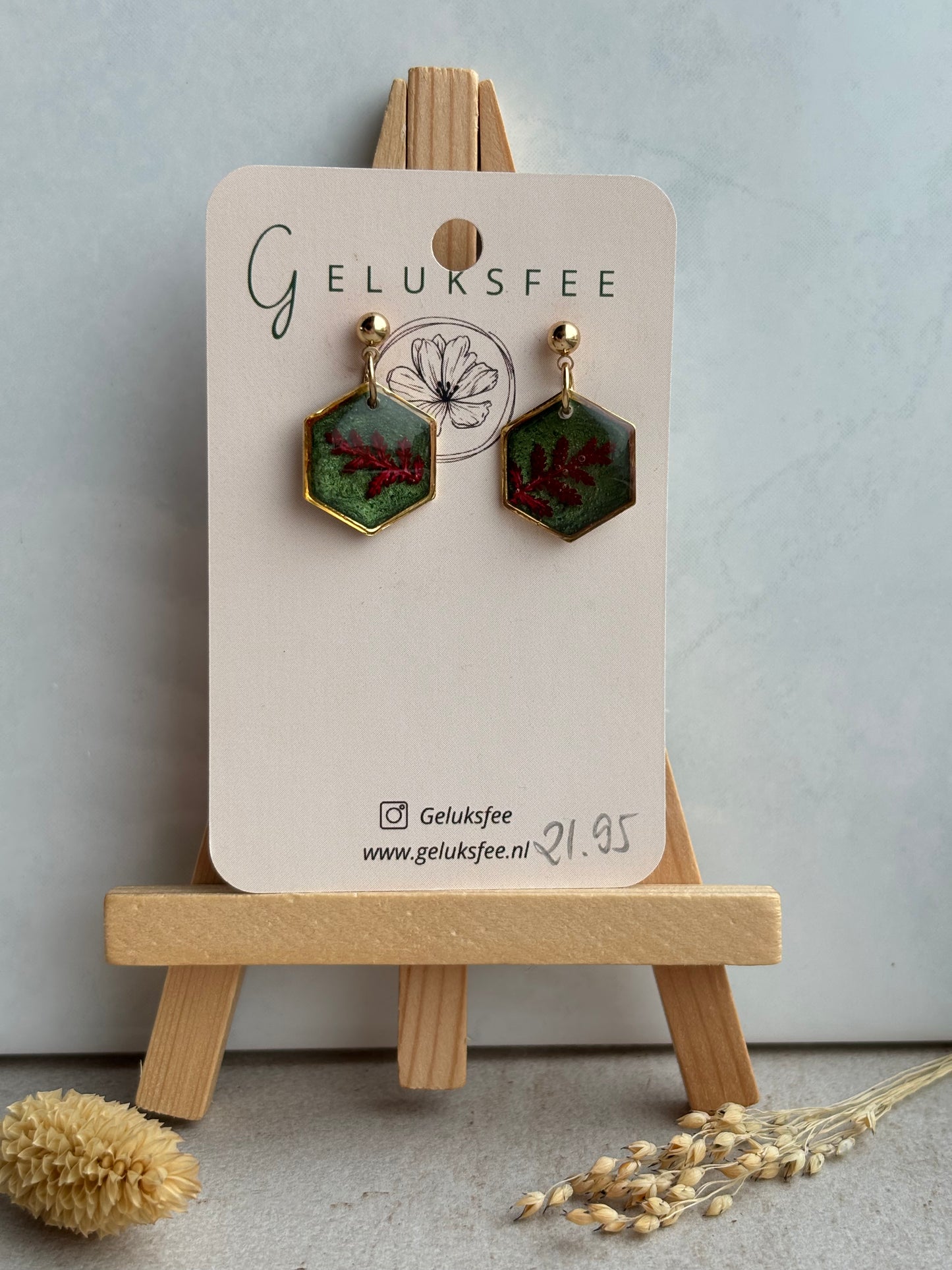 Geometrische natuur – hexagon oorbellen met rood blad & groene glans