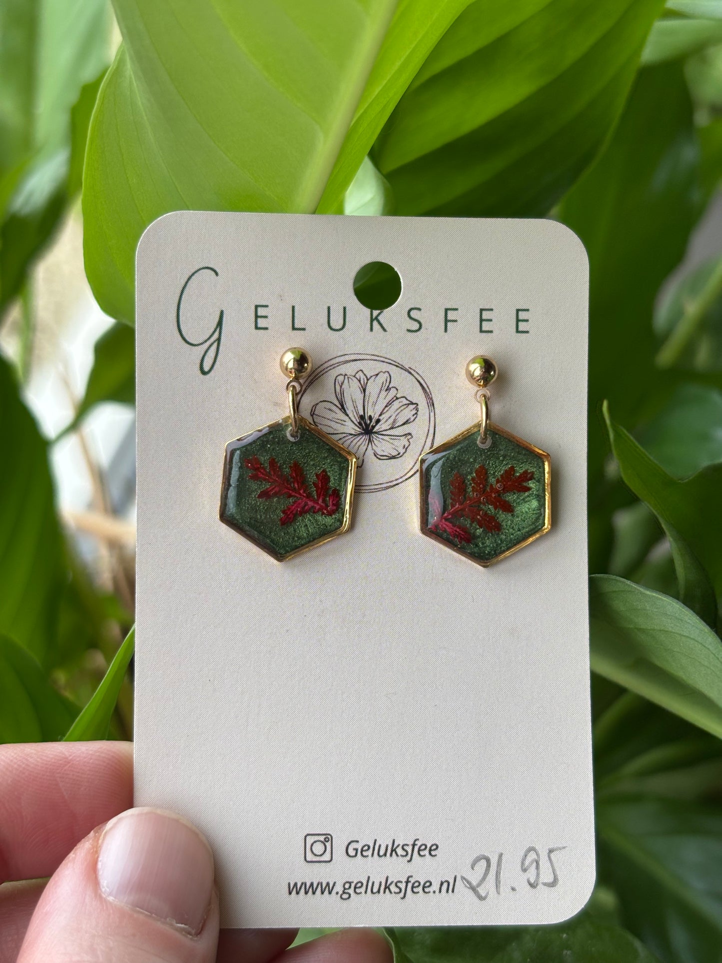 Geometrische natuur – hexagon oorbellen met rood blad & groene glans