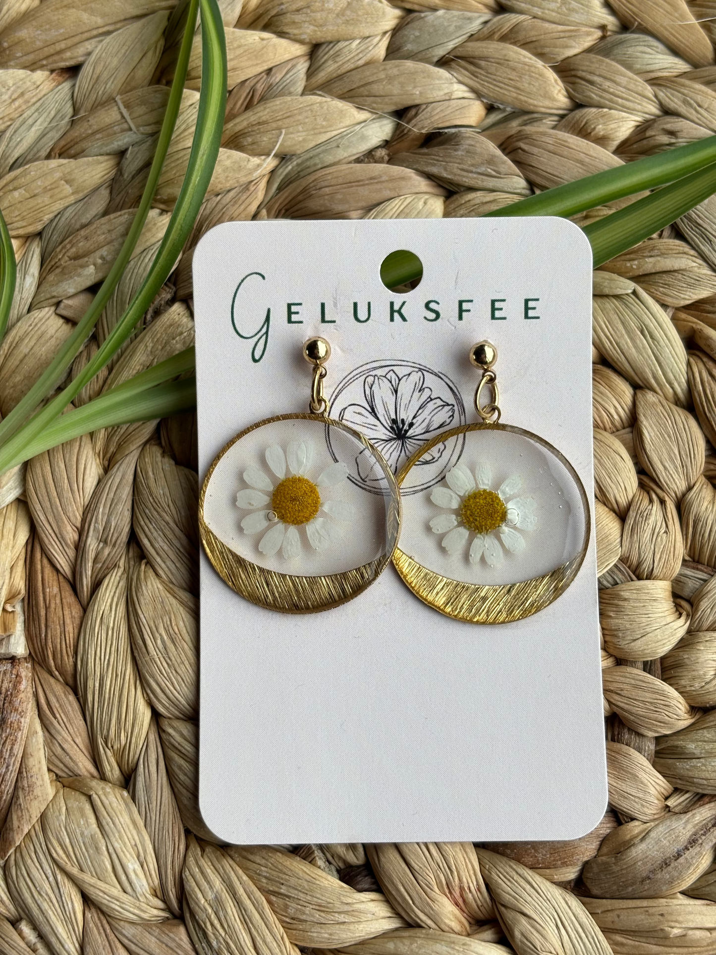 Lente in een oorbel – madeliefje in gouden hanger