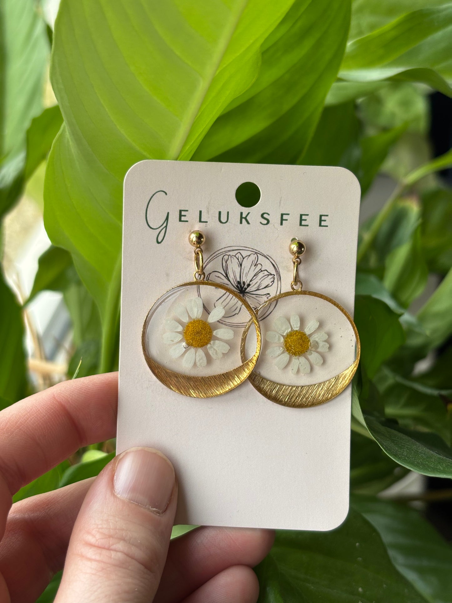 Lente in een oorbel – madeliefje in gouden hanger