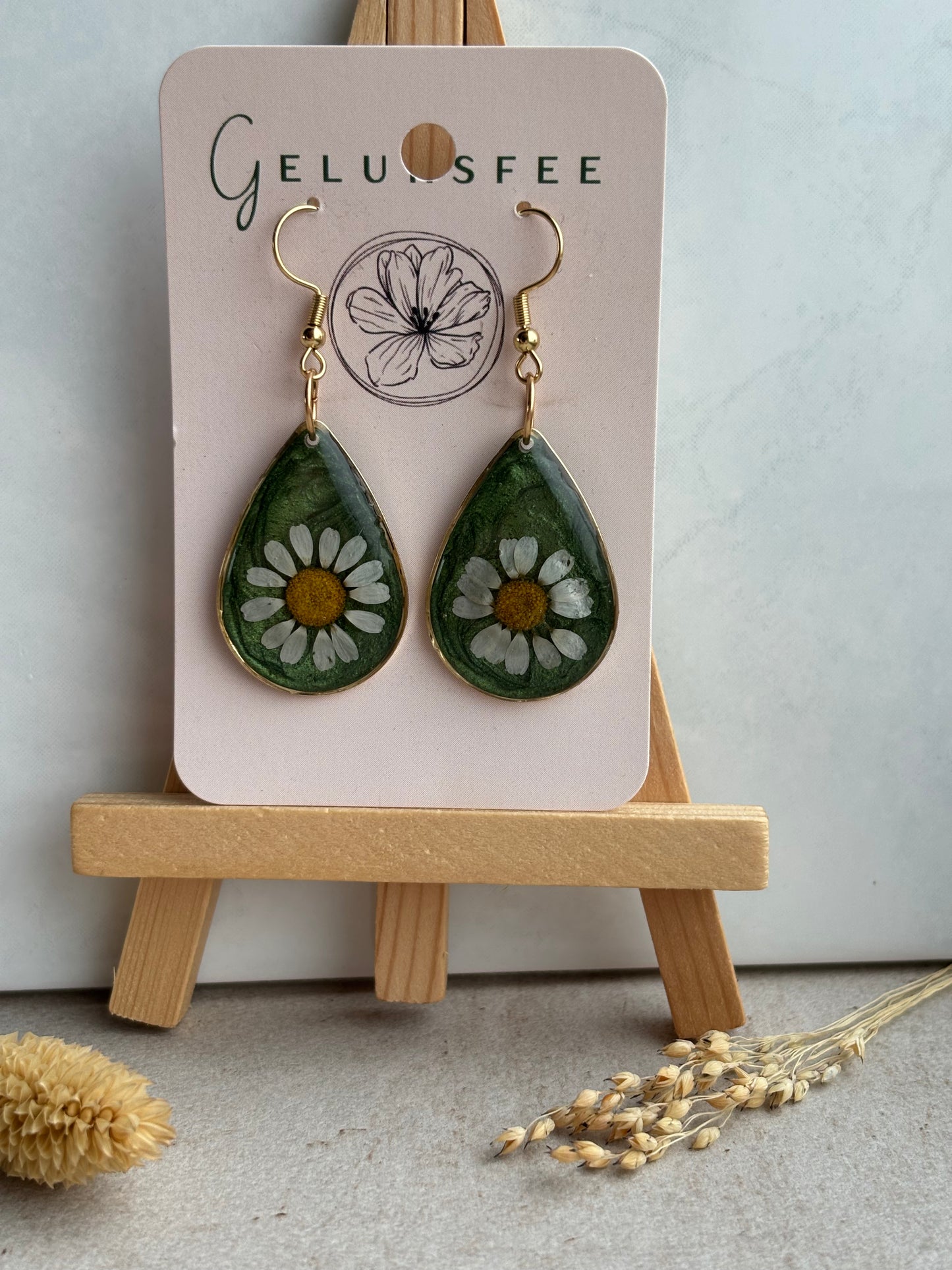 Veldbloemen in goud – handgemaakte oorbellen met echte bloemetjes