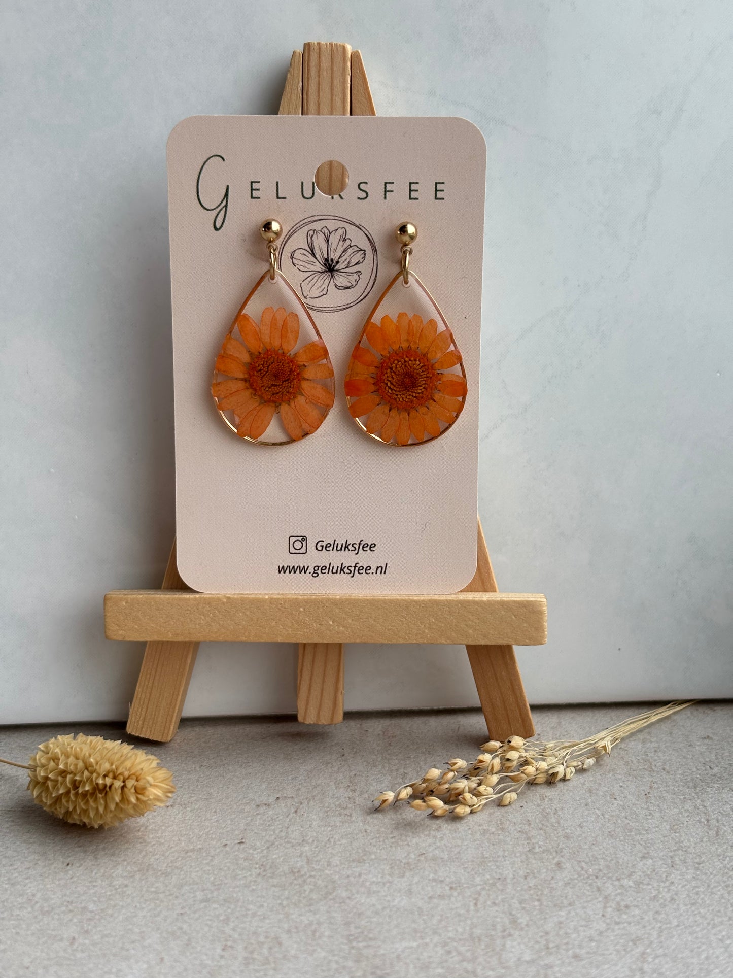 Veldbloemen in goud – handgemaakte oorbellen met echte bloemetjes