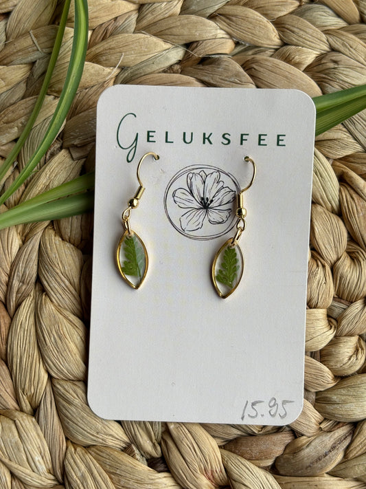 Natuurlijke eenvoud – oorbellen met gedroogd blad in gouden hanger