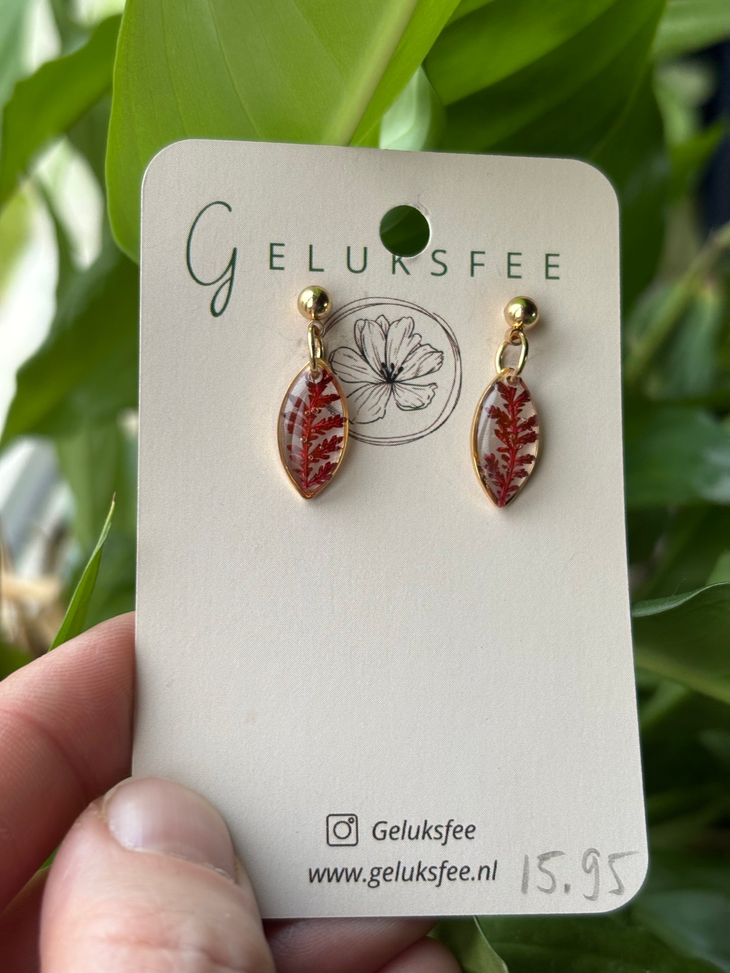 Natuurlijke eenvoud – oorbellen met gedroogd blad in gouden hanger