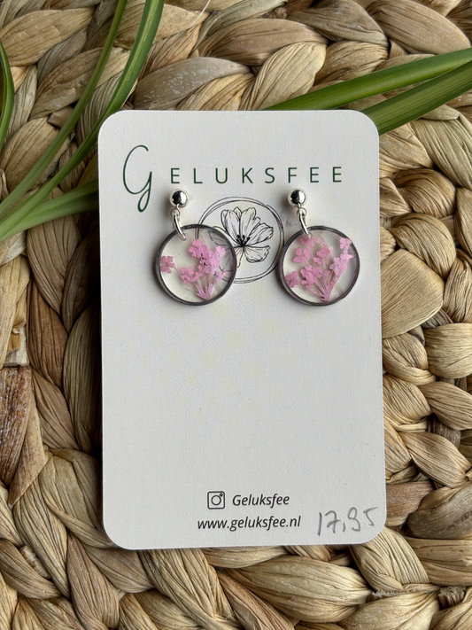 Tijdloze bloemen – oorbellen met gekleurde Queen Anne’s Lace in RVS hanger