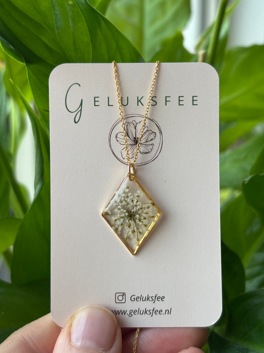 Subtiele verfijning – ketting met witte dille in rhombus hanger