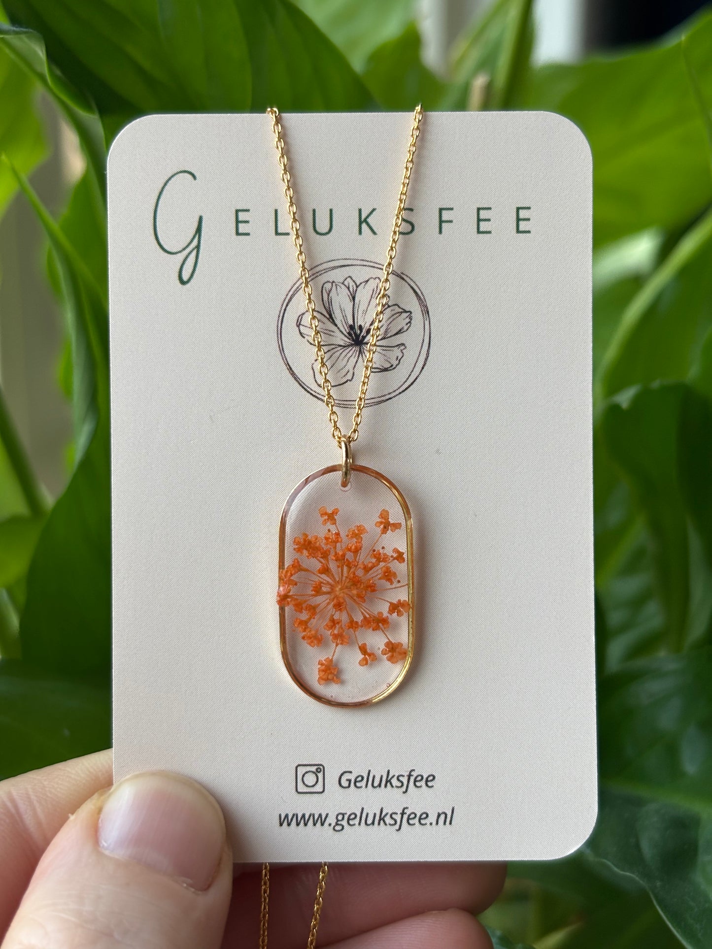 Warme gloed – ketting met oranje dillebloem in ovale hanger