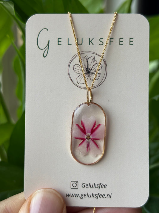 Zoet &subtiel – ketting met Verbena bloemetje in traandruppel hanger