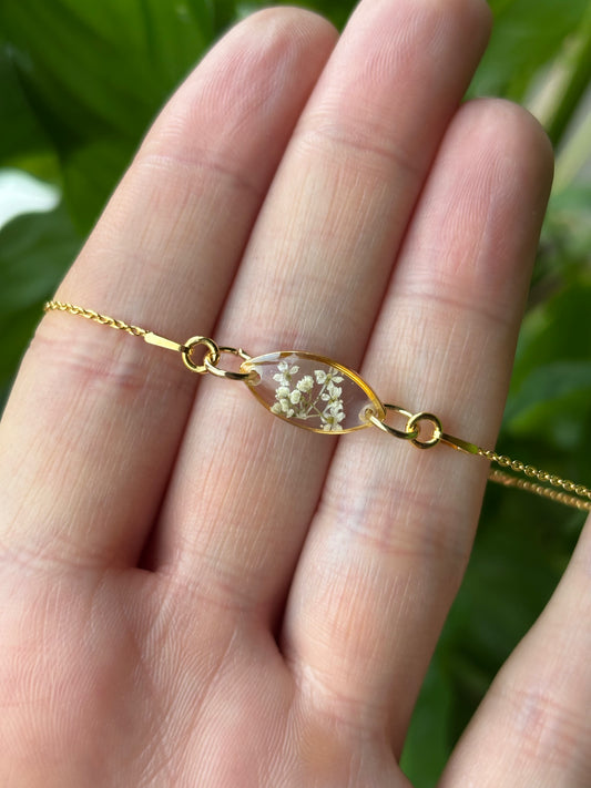 Fijne eenvoud – armband met witte dille bloemetje
