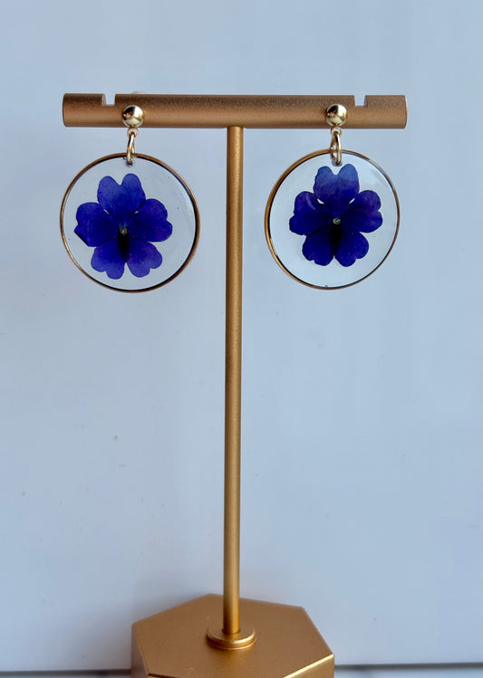 Natuurlijke elegantie – oorbellen met Verbena in epoxy