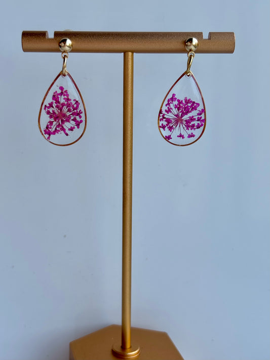 Dromerige druppels – oorbellen met Queen Anne’s Lace in resin
