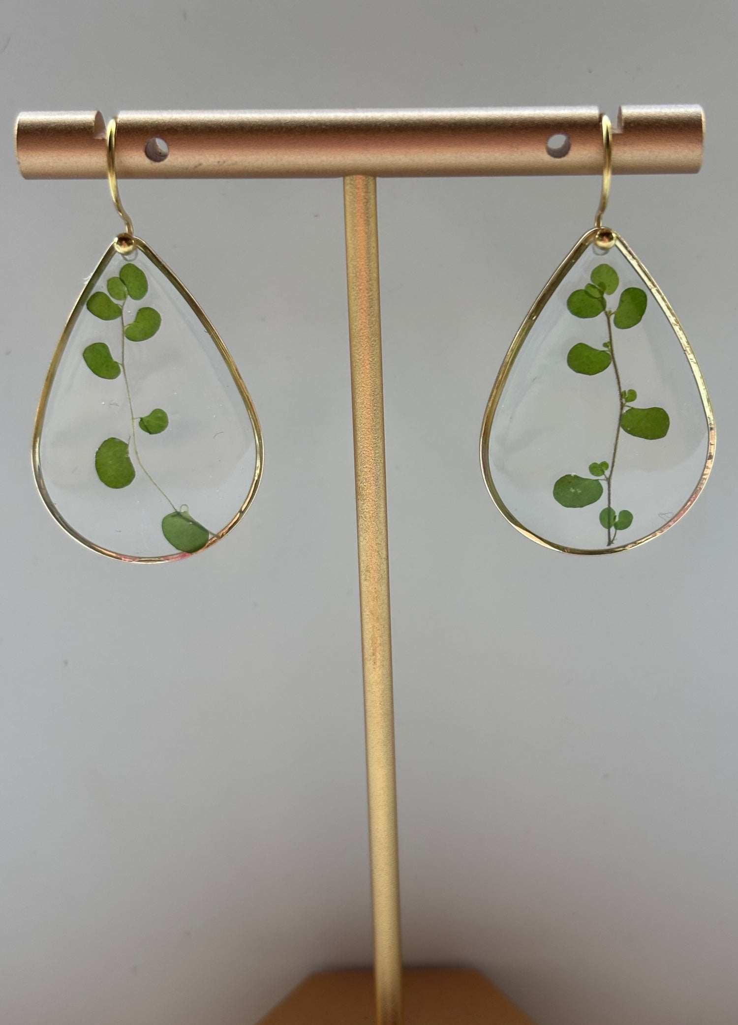 Herfstcollectie - gouden traandruppel oorbellen van echte blaadjes