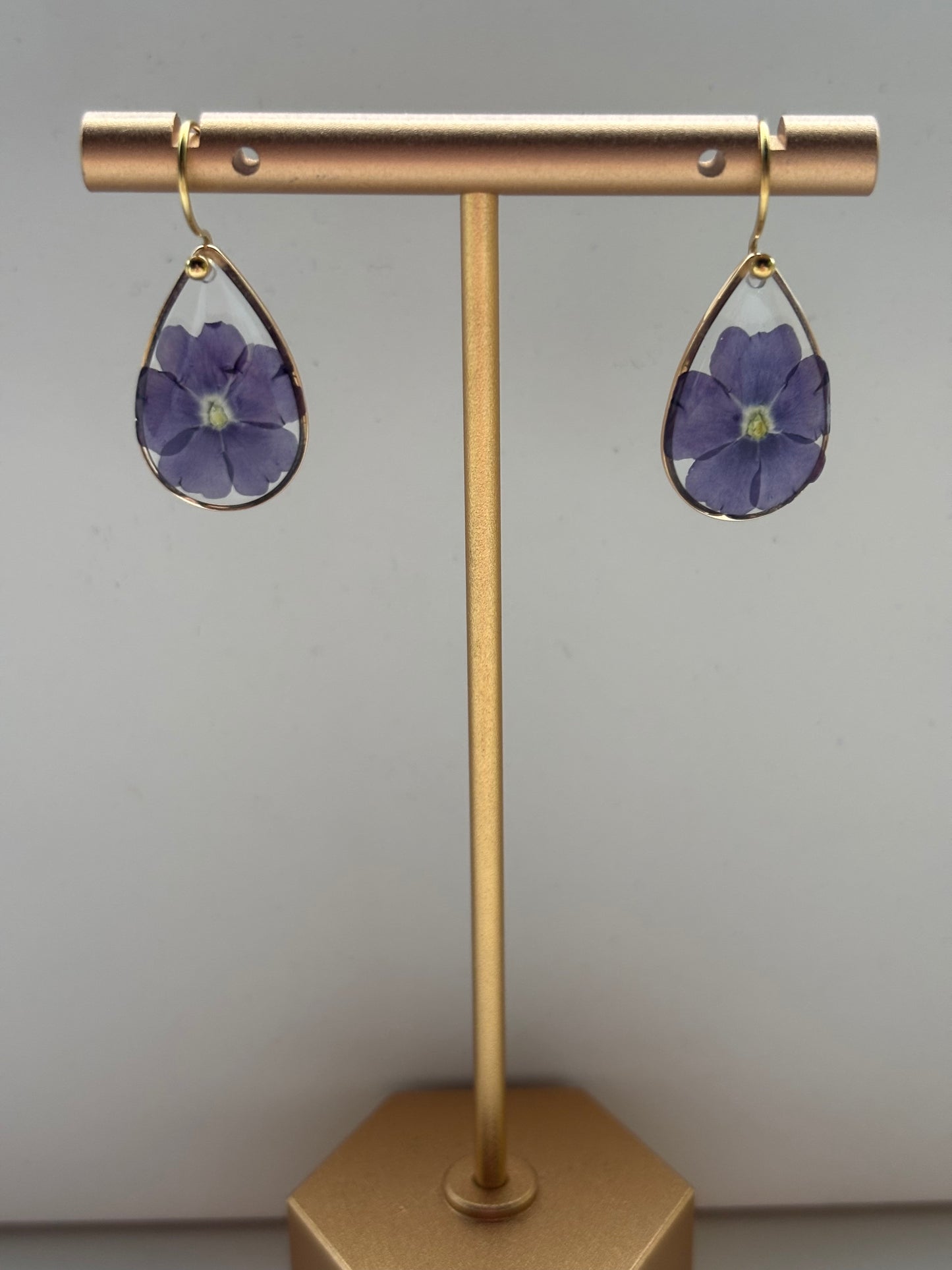 Traandruppel oorbellen met zelfgeplukt ijzerhard bloemetje