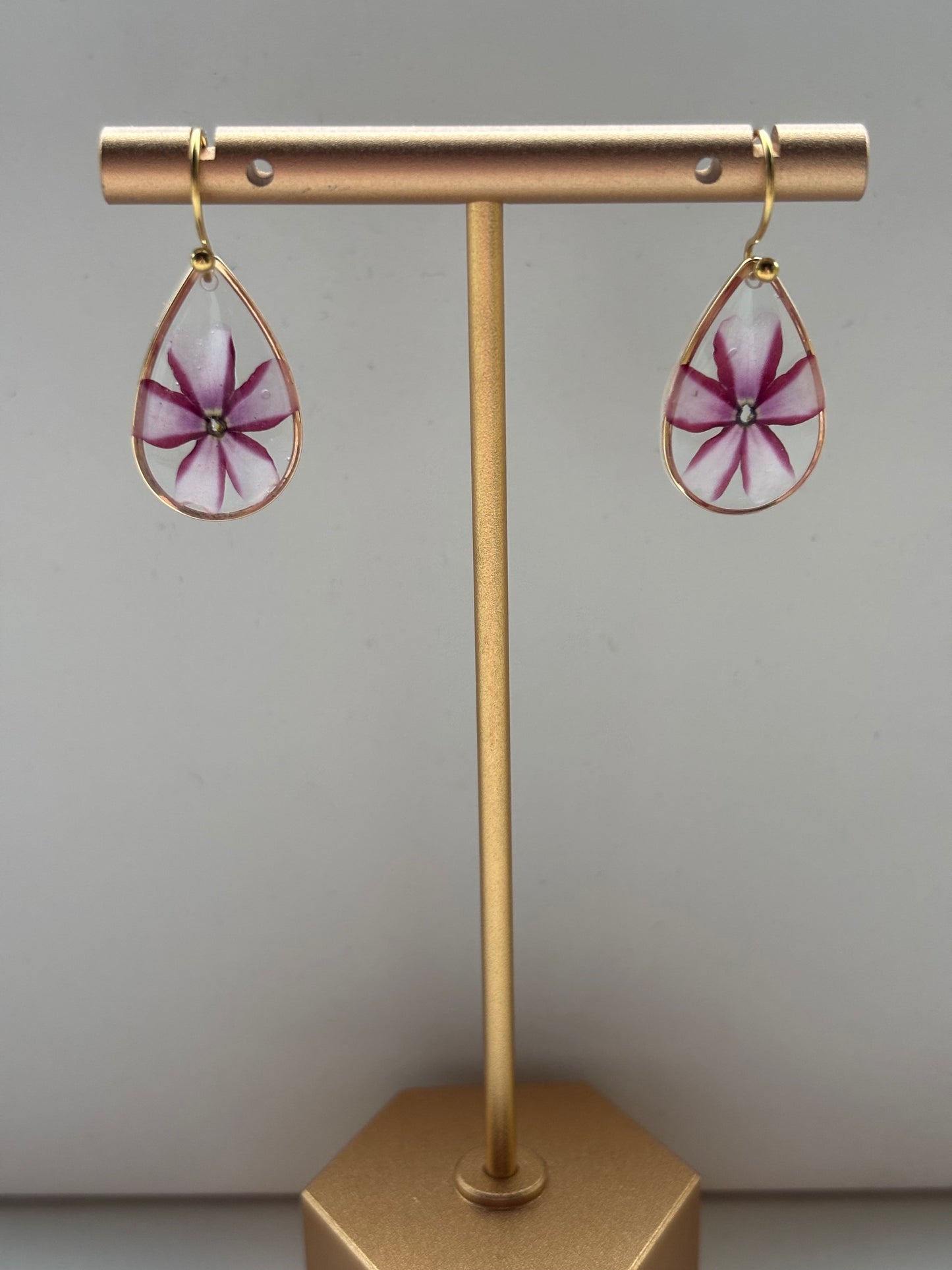 Traandruppel oorbellen met zelfgeplukt ijzerhard bloemetje