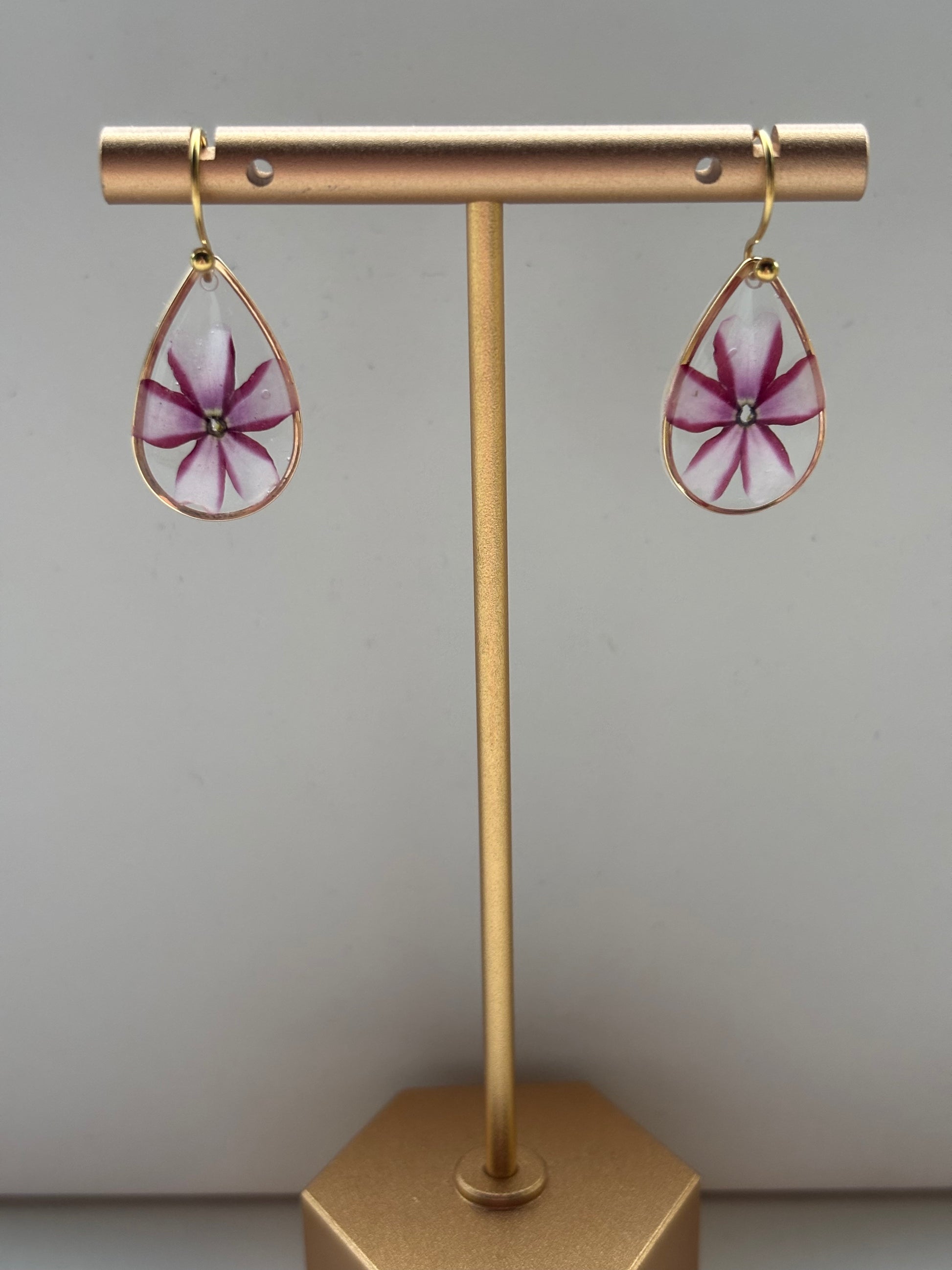 Traandruppel oorbellen met zelfgeplukt ijzerhard bloemetje