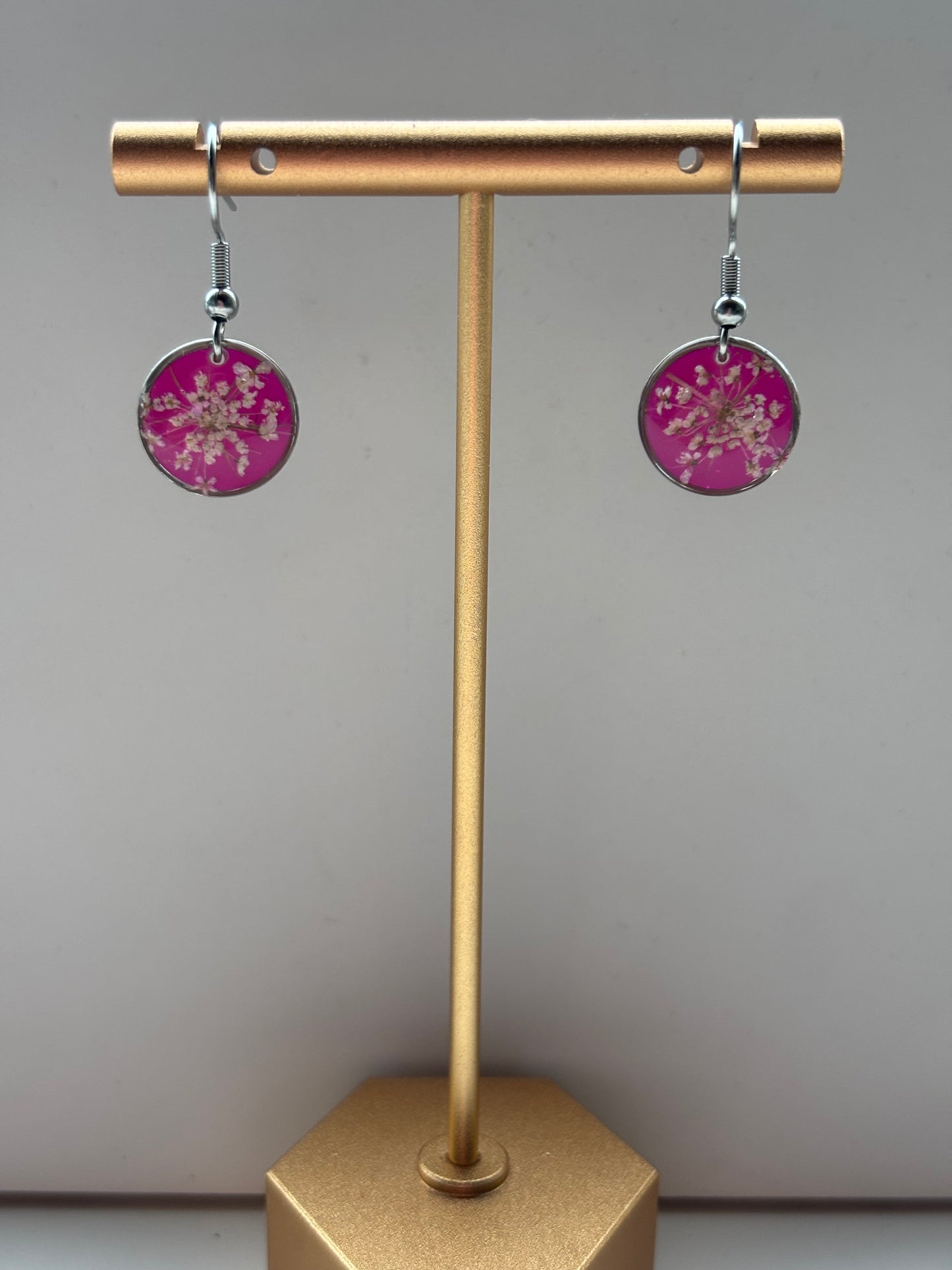 Roze Gloed - Oorbellen met Witte Dille - zilveren variant