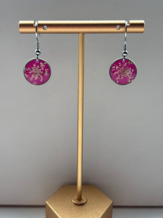 Roze Gloed - Oorbellen met Witte Dille - zilveren variant