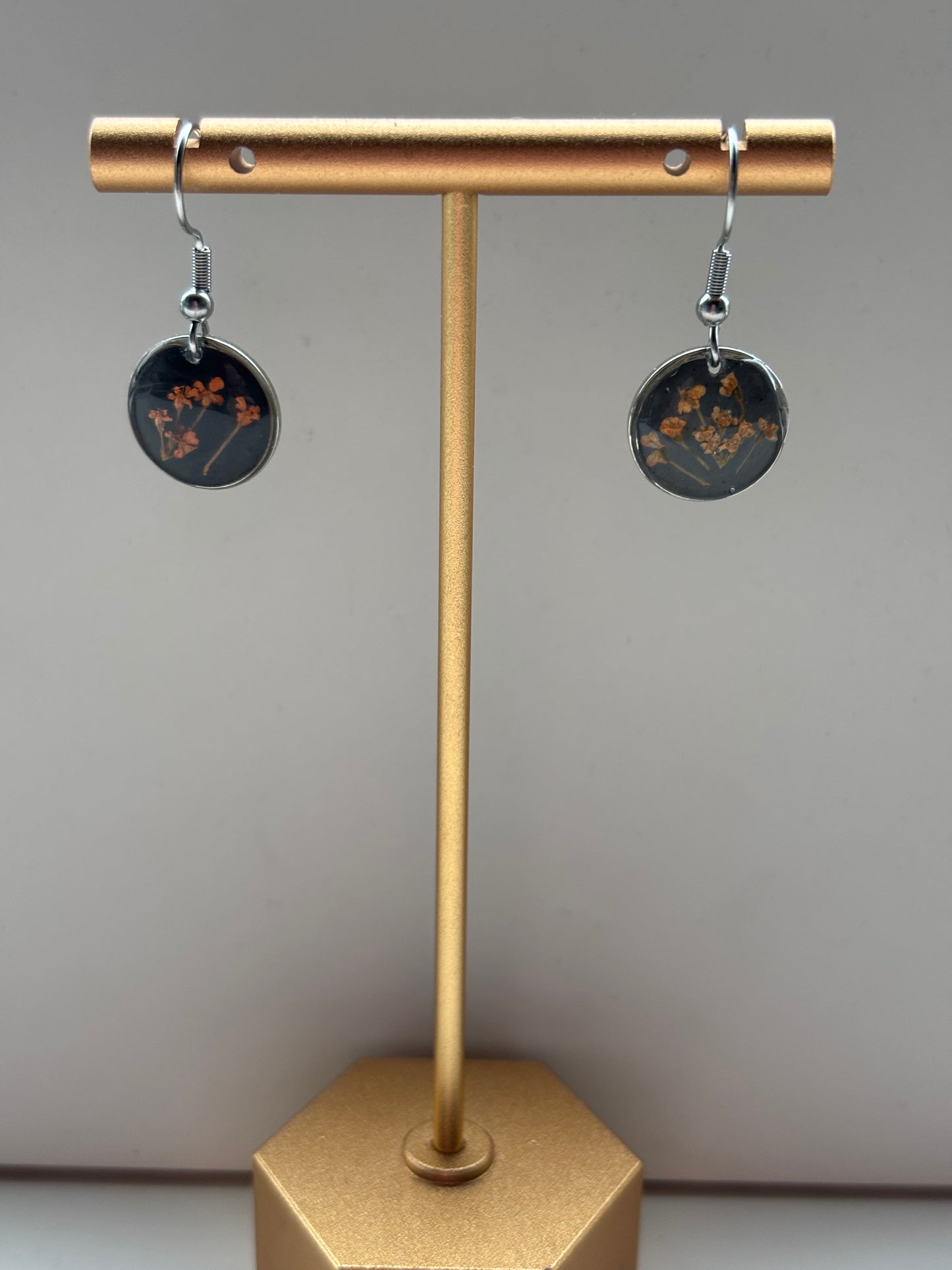 Nachtbloei - Zwarte Oorbellen met Dillebloem - Zilveren variant