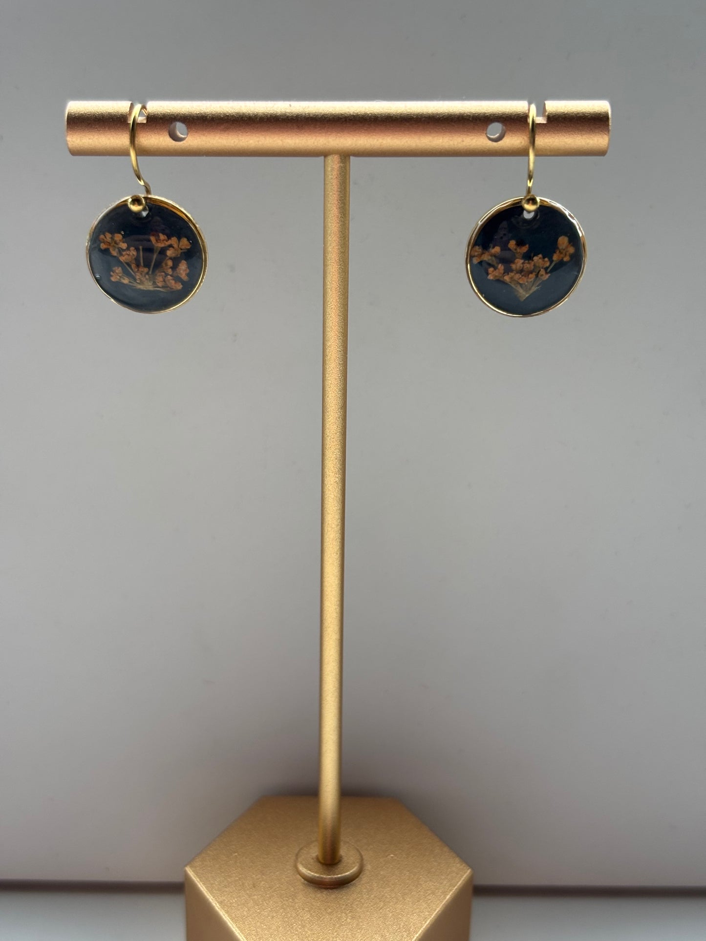 Nachtbloei - Zwarte Oorbellen met Dillebloem