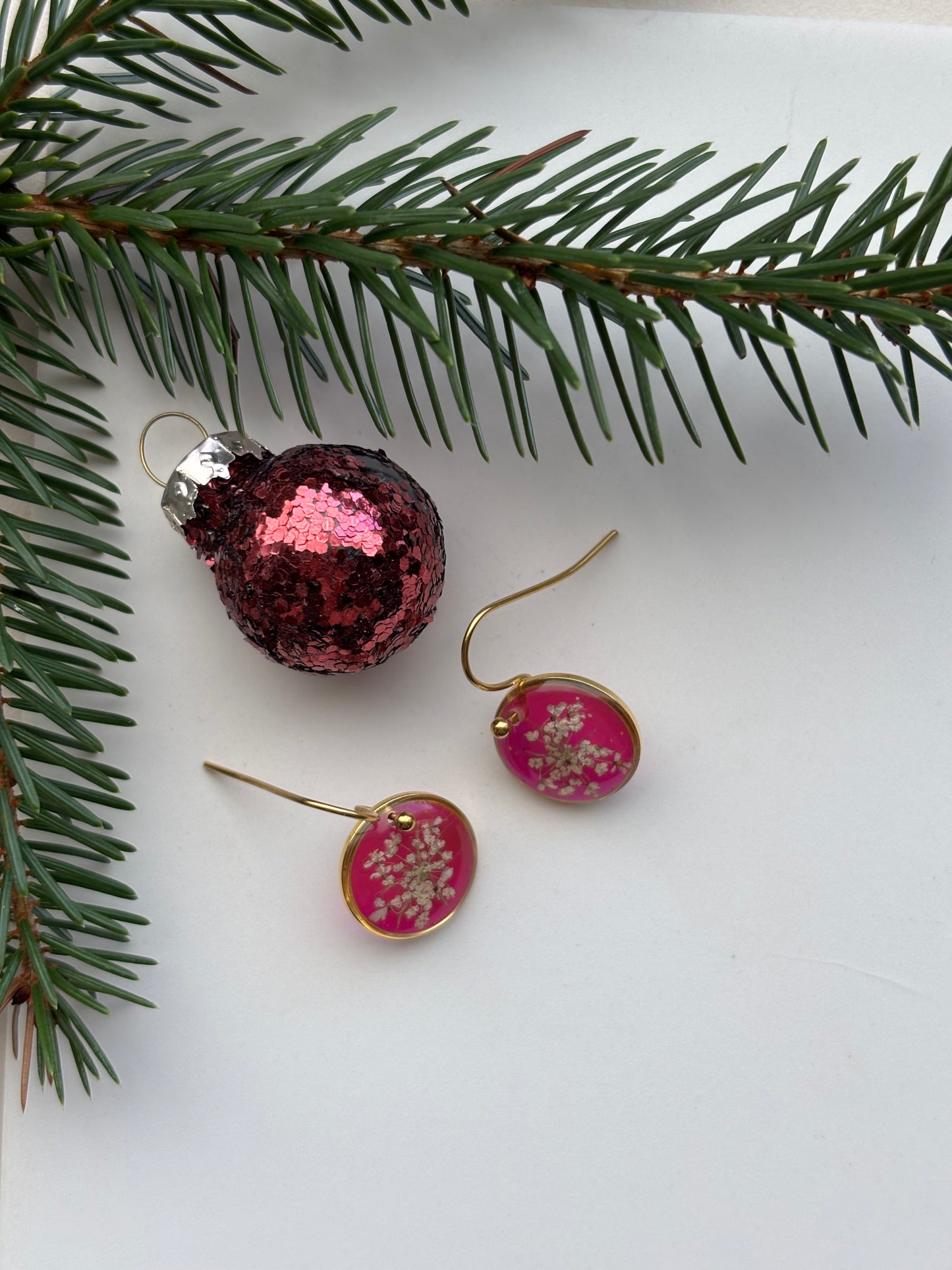 Roze Gloed - Oorbellen met Witte Dille