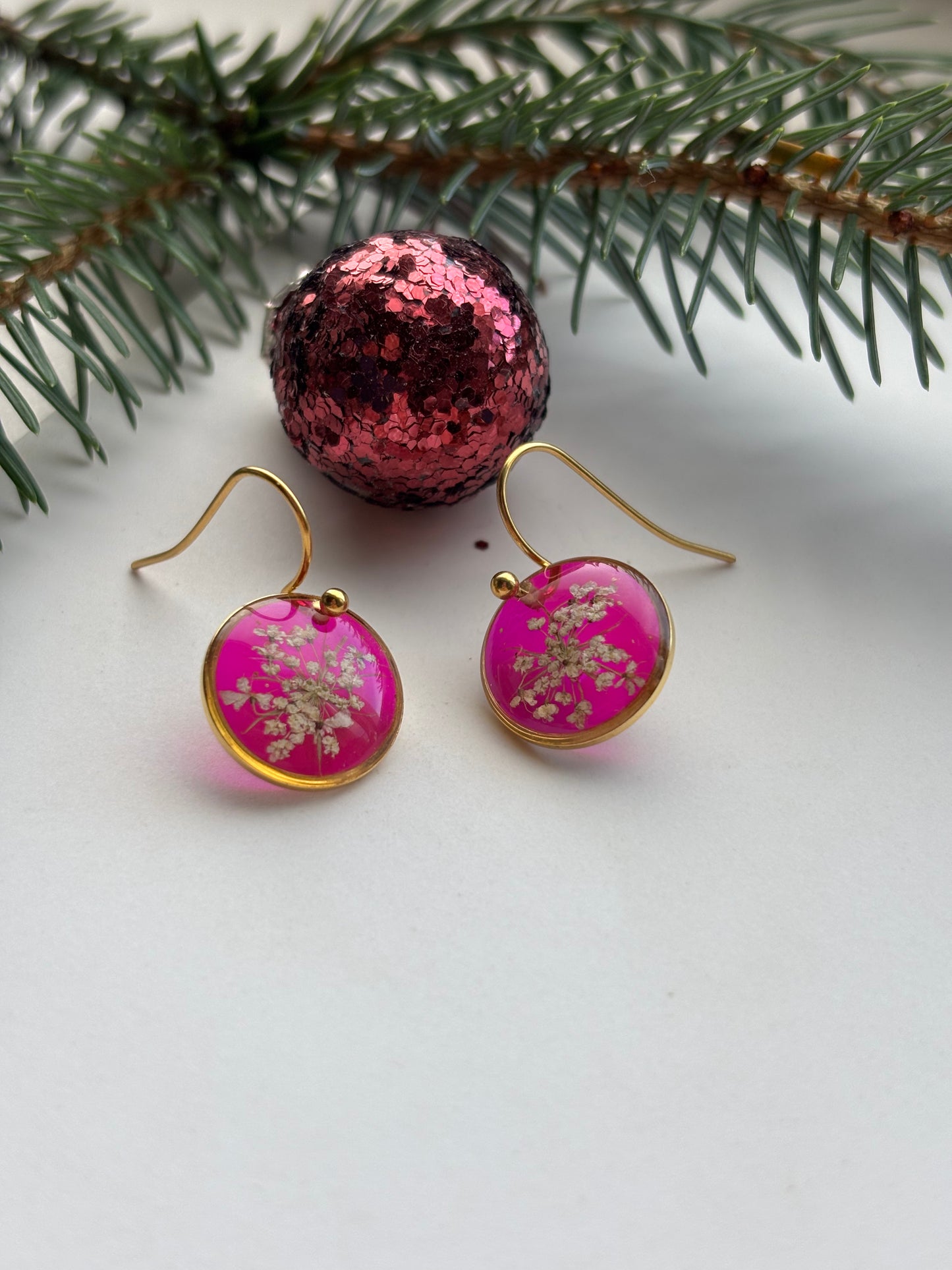 Roze Gloed - Oorbellen met Witte Dille