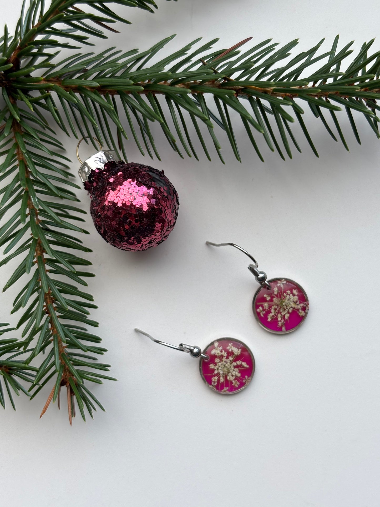 Roze Gloed - Oorbellen met Witte Dille - zilveren variant