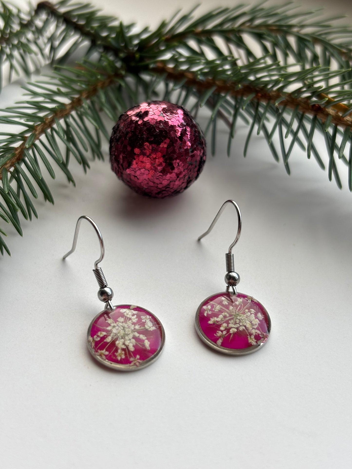 Roze Gloed - Oorbellen met Witte Dille - zilveren variant