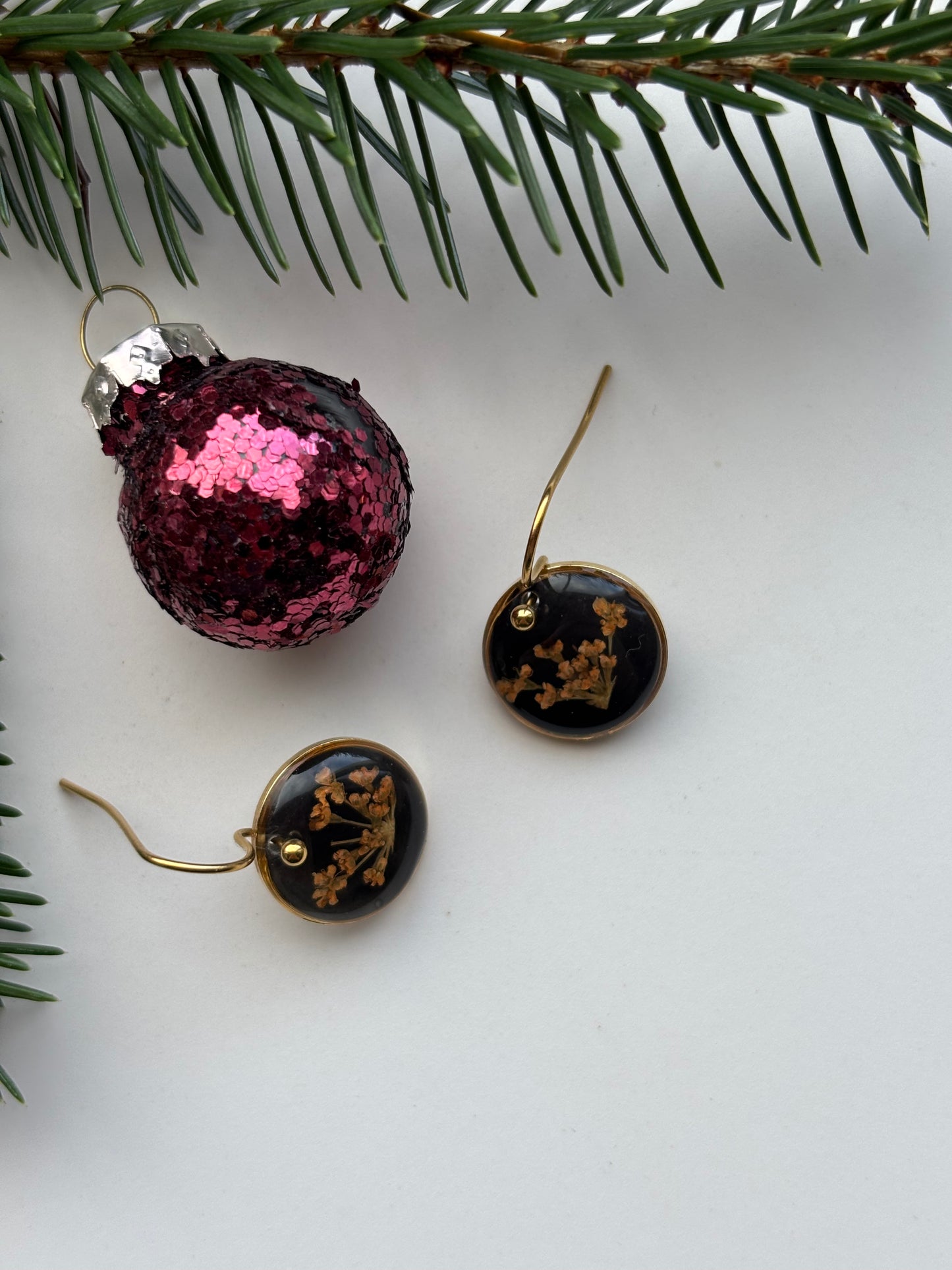 Nachtbloei - Zwarte Oorbellen met Dillebloem