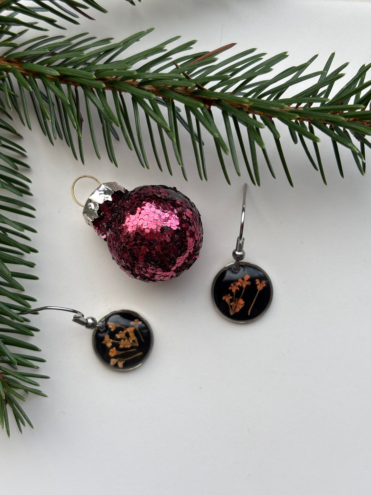 Nachtbloei - Zwarte Oorbellen met Dillebloem - Zilveren variant