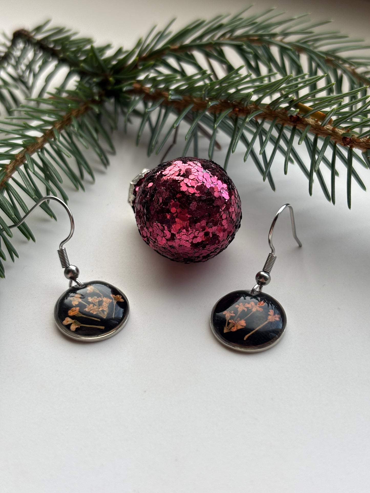 Nachtbloei - Zwarte Oorbellen met Dillebloem - Zilveren variant