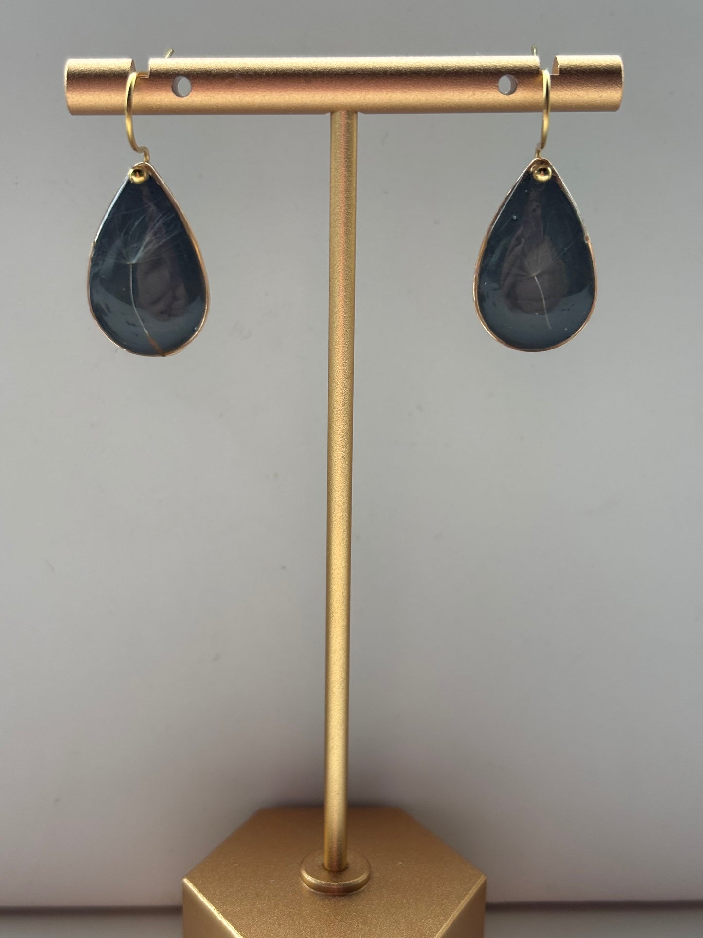 Zwevende Wens - Zwarte Oorbellen met een Paardenbloempluisje