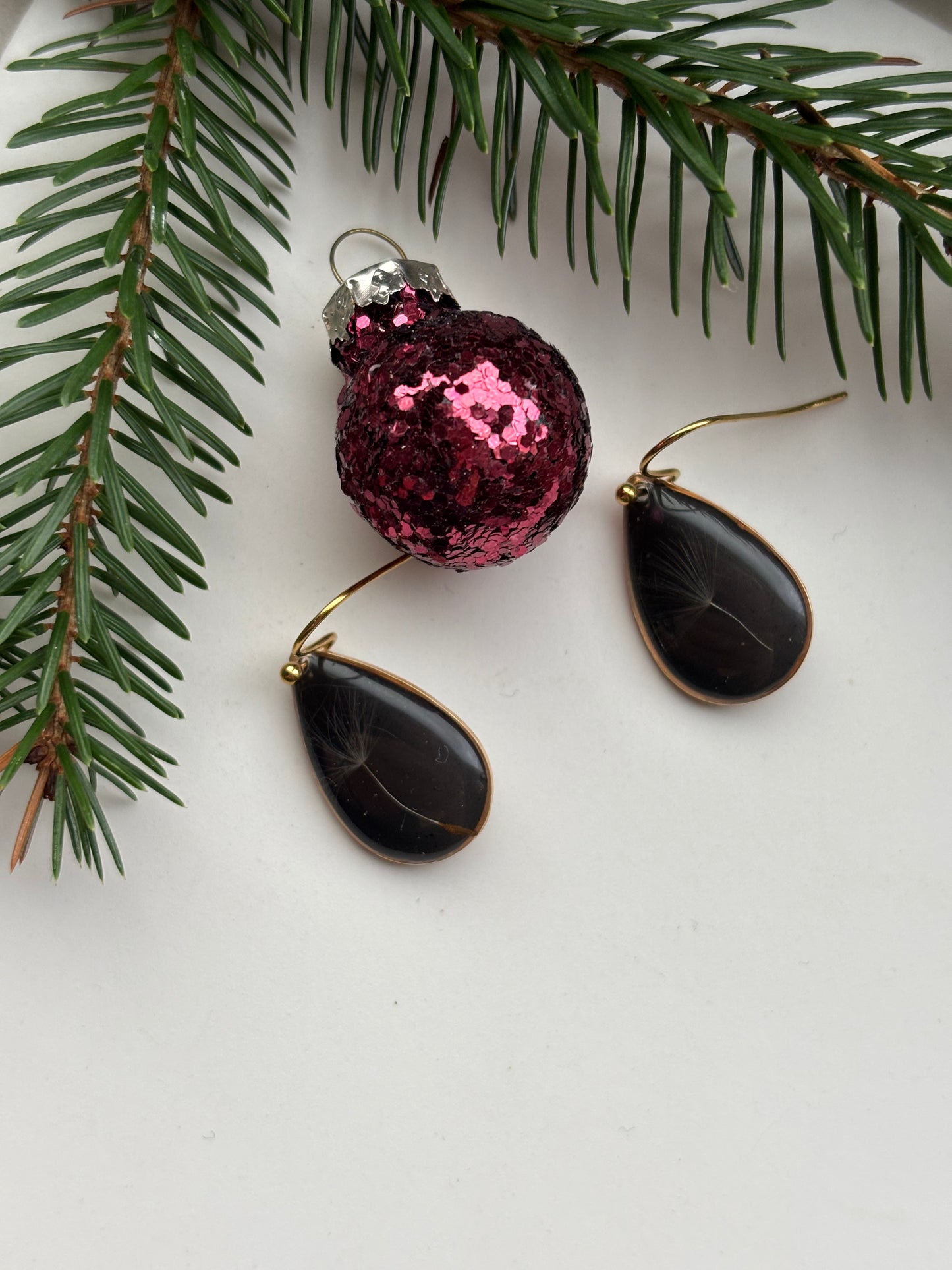 Zwevende Wens - Zwarte Oorbellen met een Paardenbloempluisje