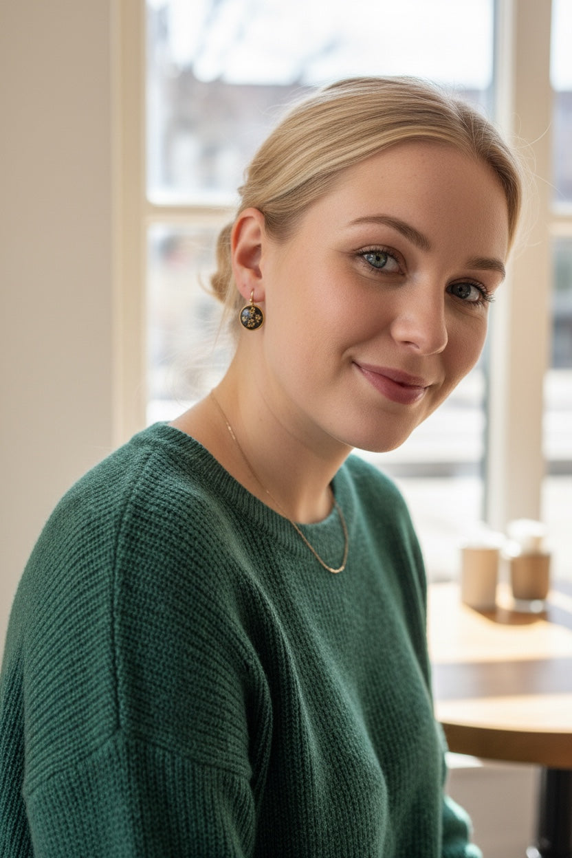 Nachtbloei - Zwarte Oorbellen met Dillebloem